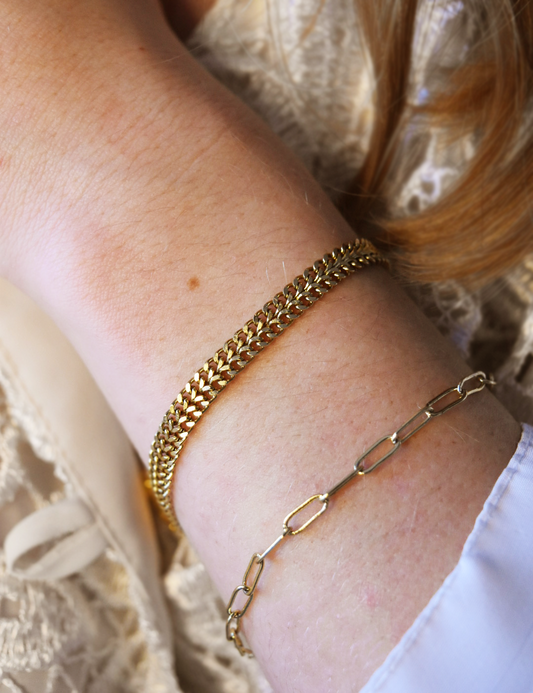photo porté bijou bracelet doré créative