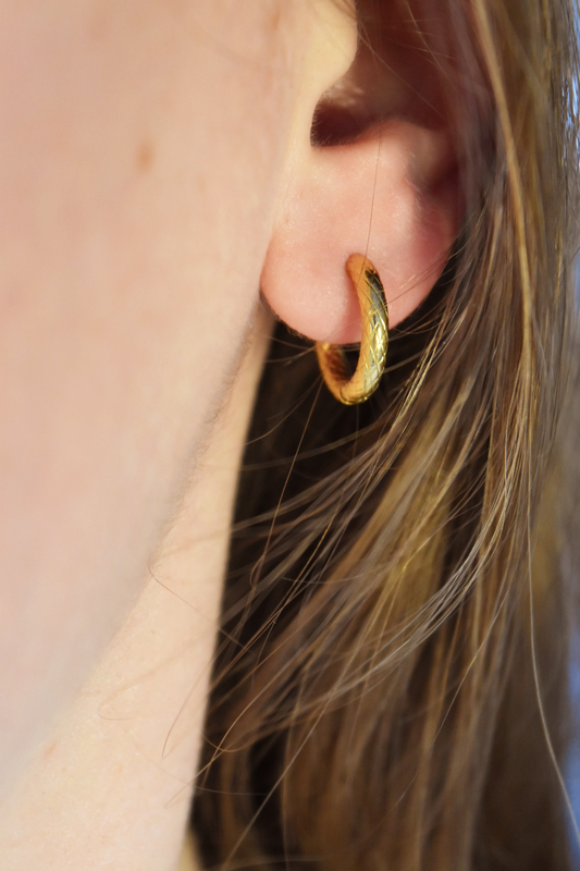 Boucles d'oreilles dorées portées distingués
