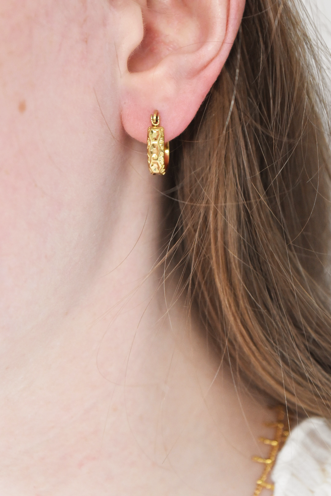 boucles d'oreilles douce dorée portée