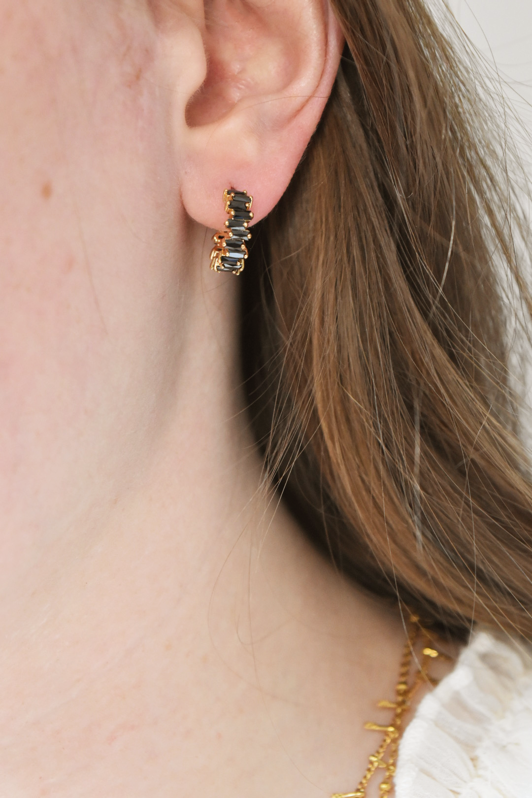 boucles d'oreilles fascinante dorée noir portée