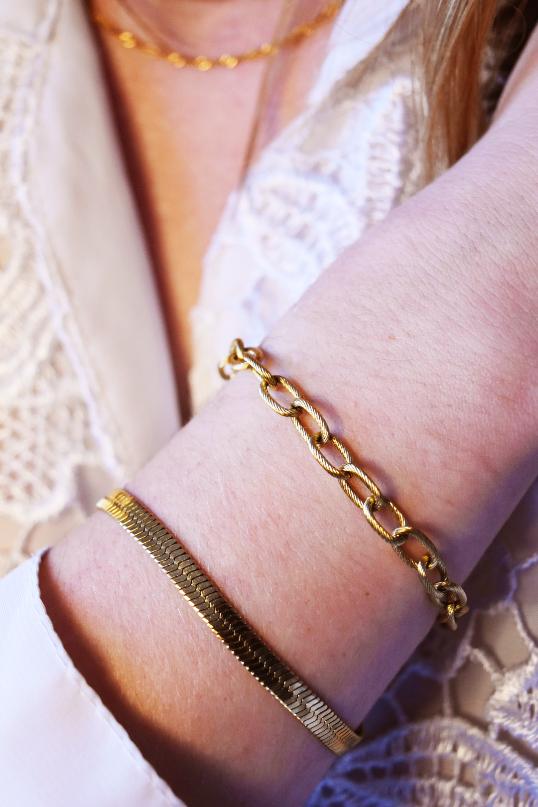 photo portée bijou bracelet doré lumineuse