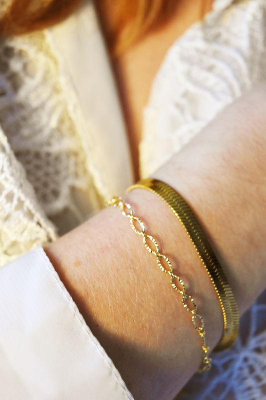 photo porté bijou bracelet doré délicate